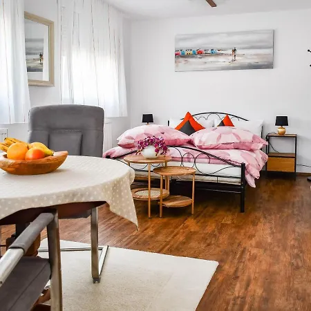 Ferienwohnung Dina 2 *